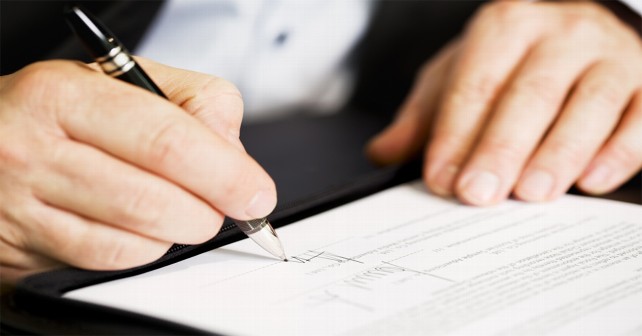 firma-boli-firmando-acuerdo