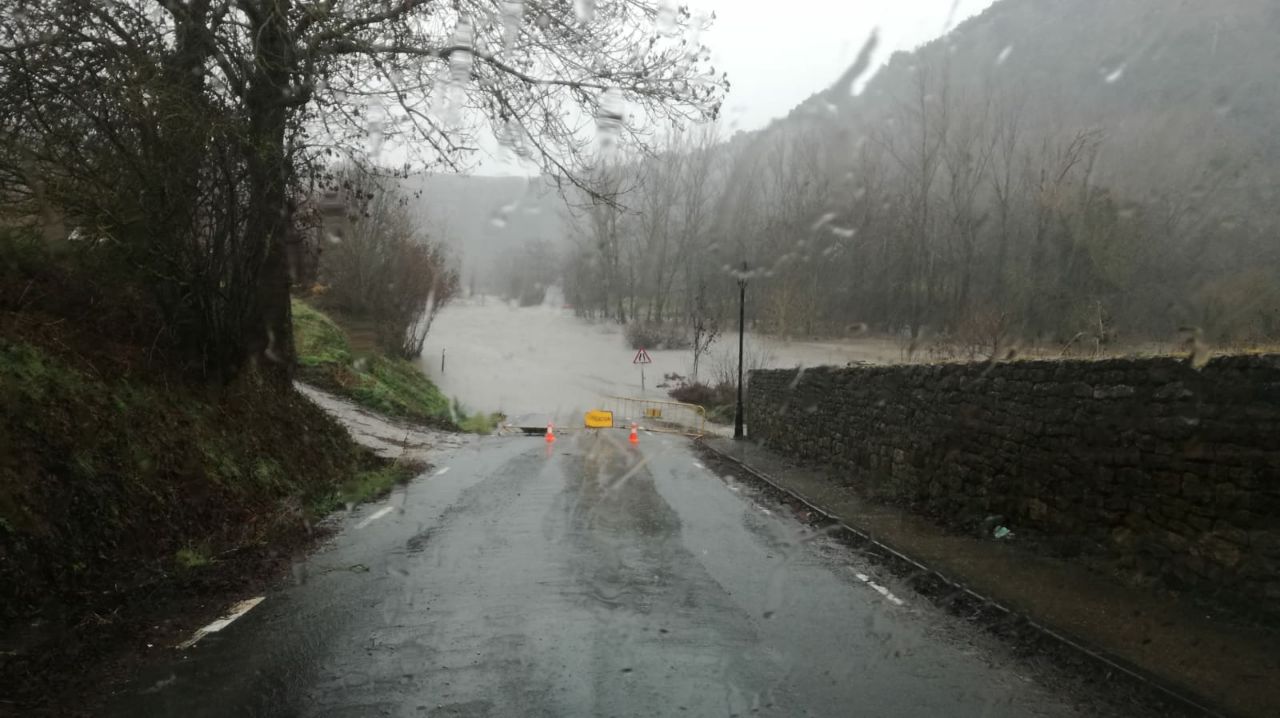 Carretera-inundada-merindad-sotoscueva