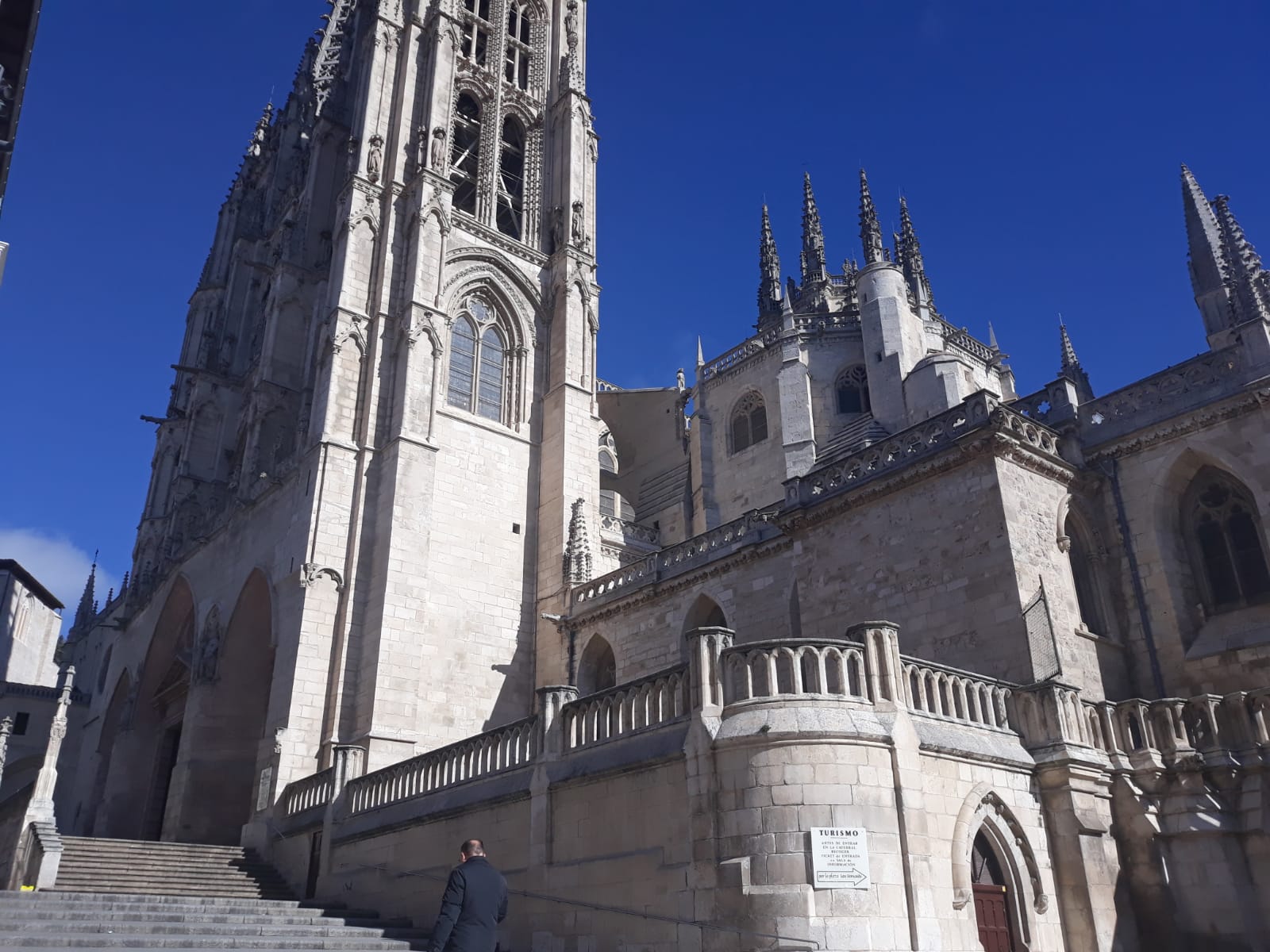 catedral-escaleras-puerta-principal