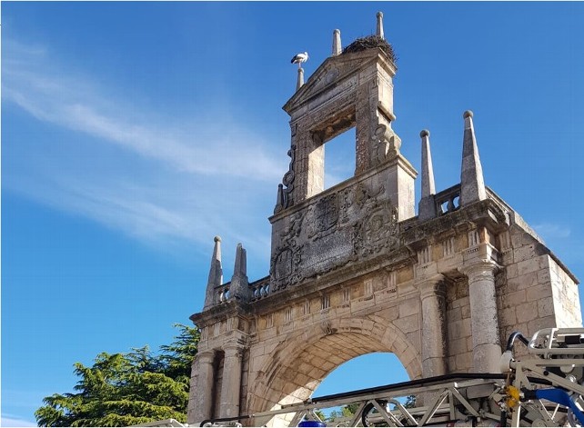 Los bomberos retiran un pináculo del Arco de Fernán González ante el riesgo inminente de caída