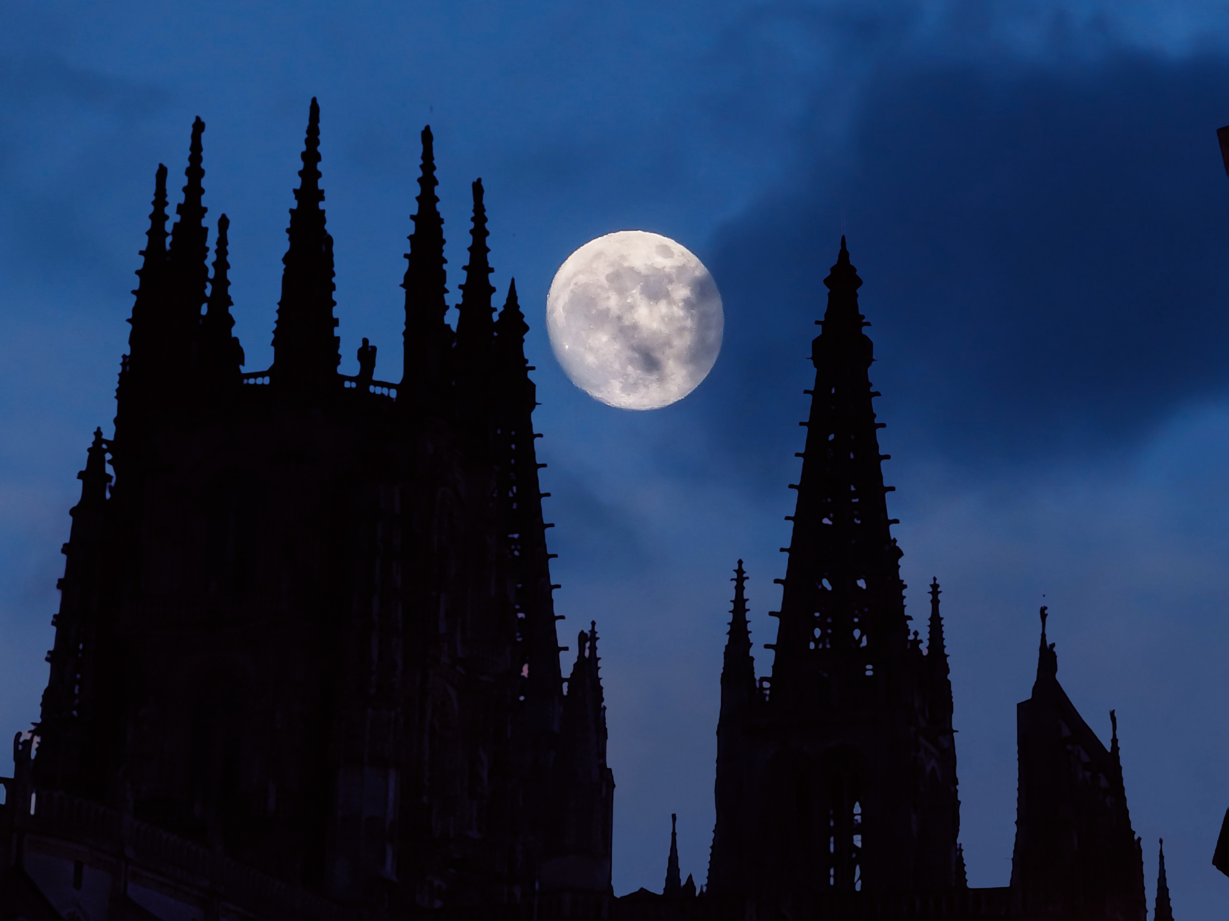 burgos-catedral-noche-luna-cielo