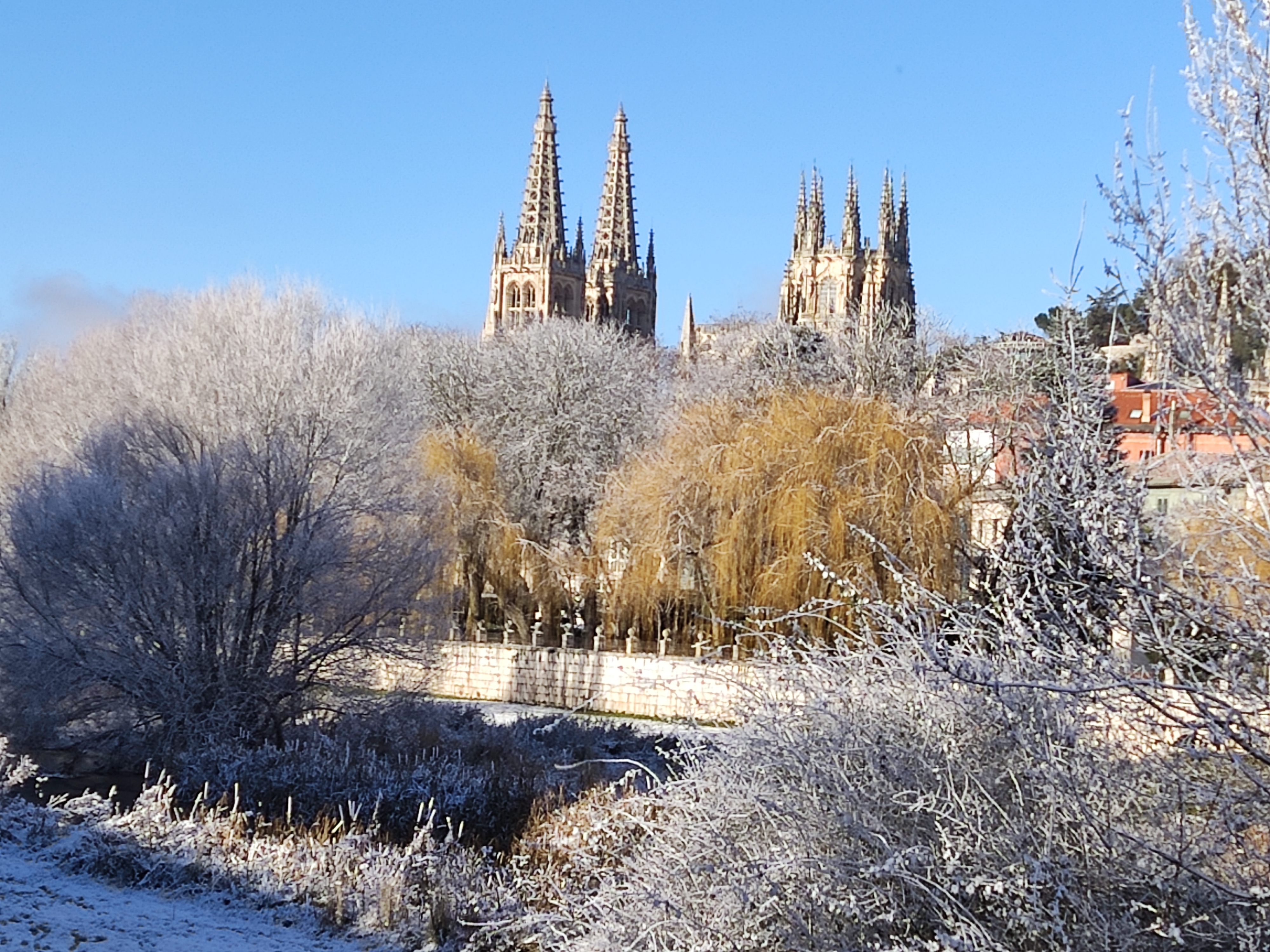 rio-arlanzon-catedral-burgos-nieve-frio-invierno