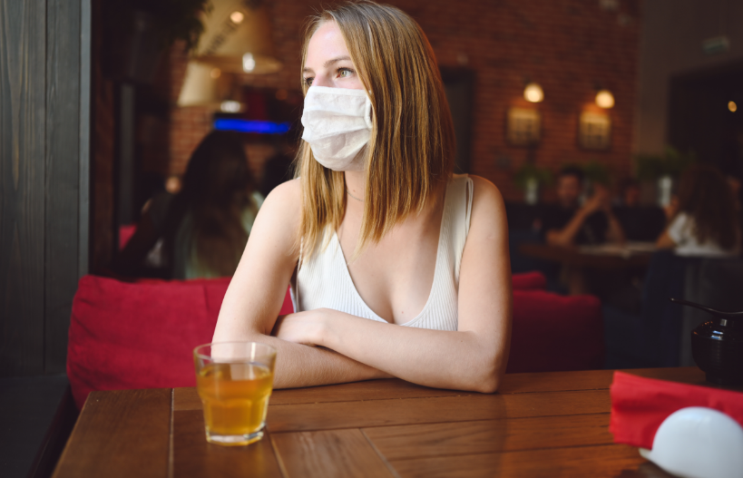 mujer-bar-pandemia