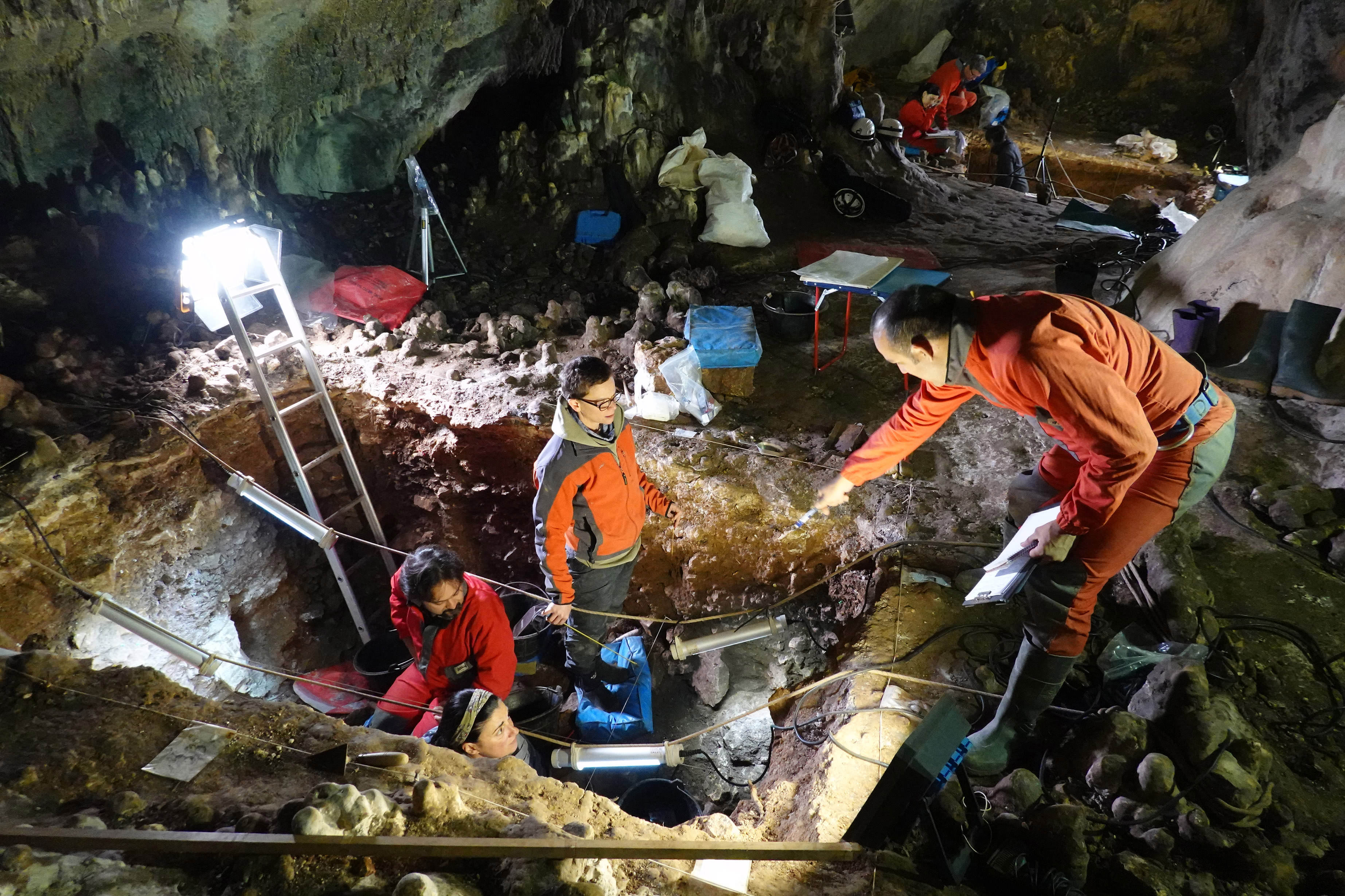 cueva investigar yacimiento
