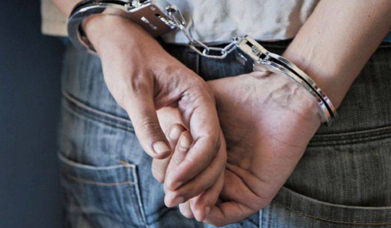 detenido esposas delito