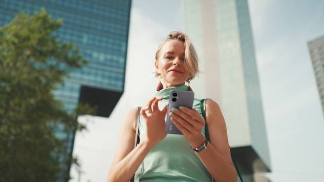 Mujer mirando el teléfono móvil