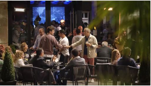 Una terraza en Salamanca, por la noche