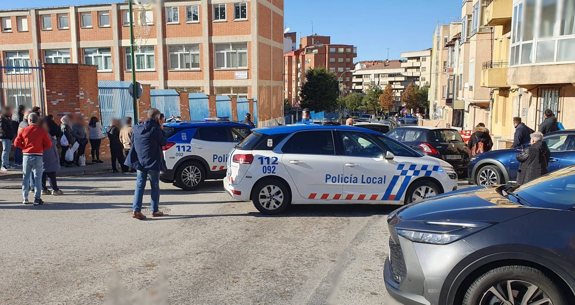 Escape gas policía colegio