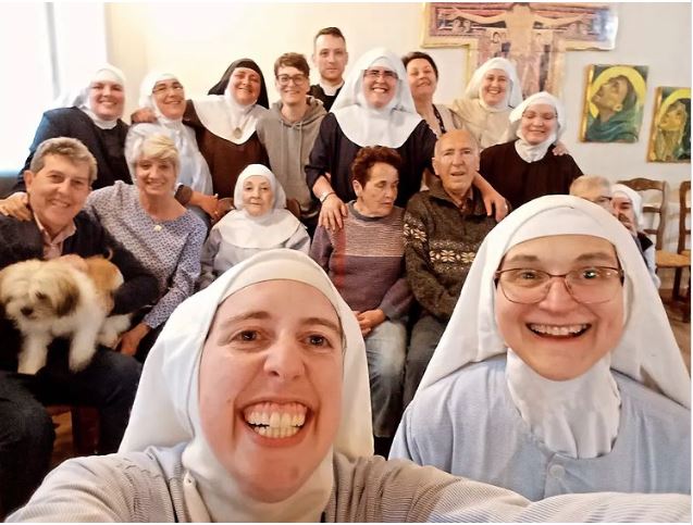 Las monjas de Belorado, con el 'cura' Ceacedo y algunos familiares, ayer en el convento