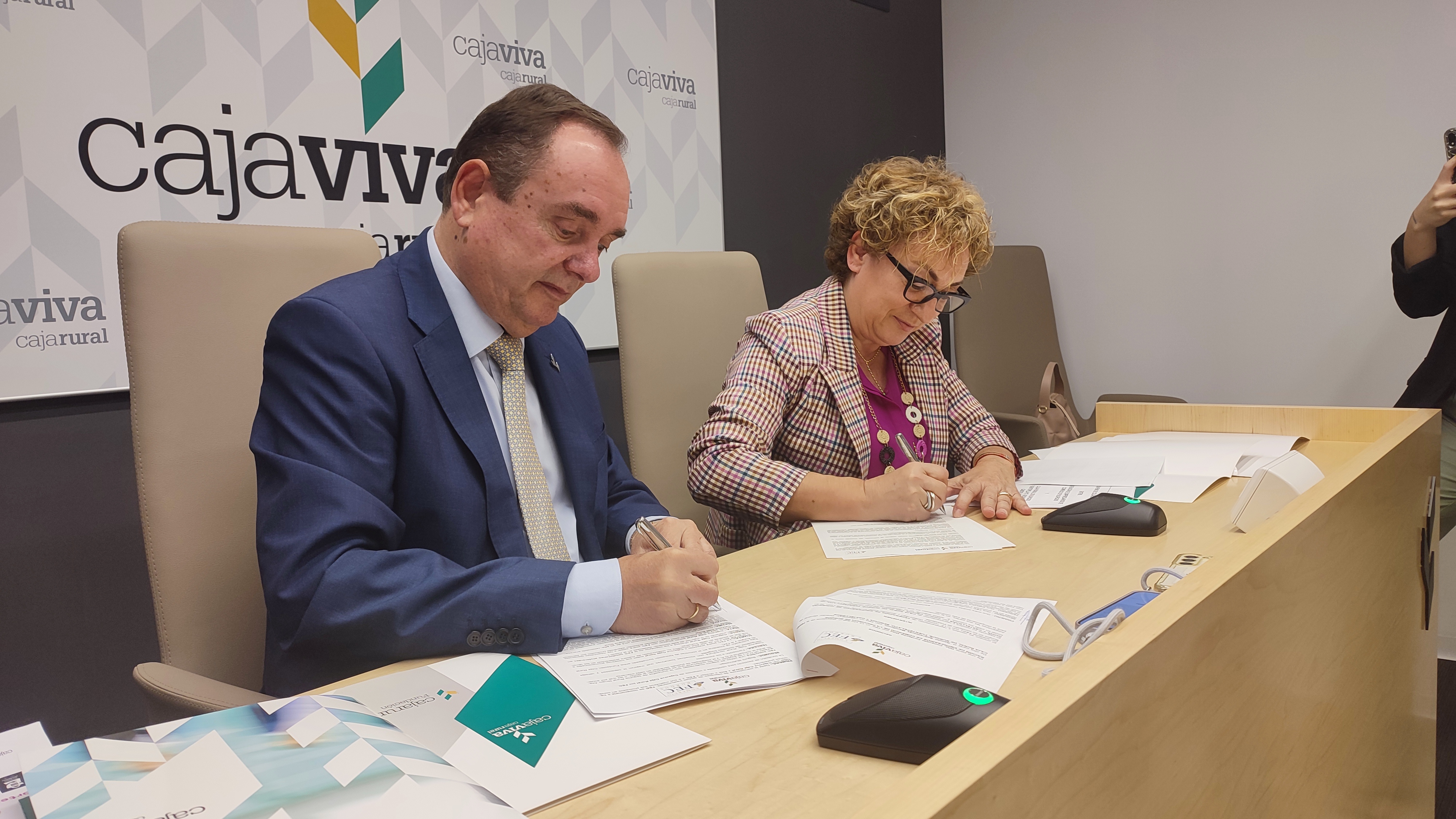Cajaviva, Caja Rural, y la FEC renuevan convenio de colaboración