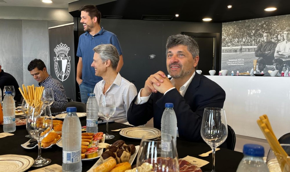 Marcelo Figoli con Alejandro Grandinetti en el encuentro con los medios