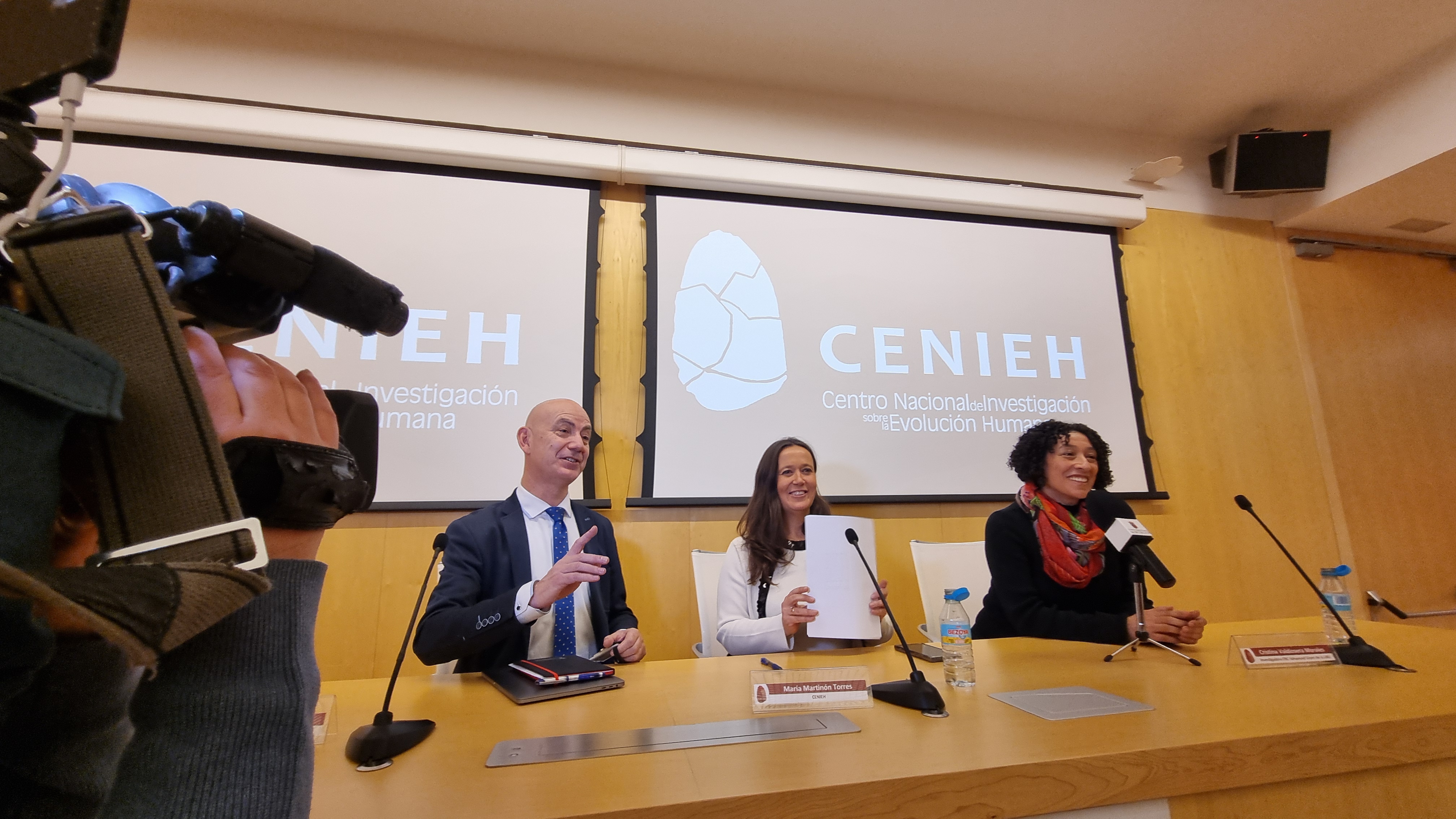 José Miguel García Pérez, María Martinón Torres y Cristina Valdiosera Morales durante la presentación/UCC+I CENIEH