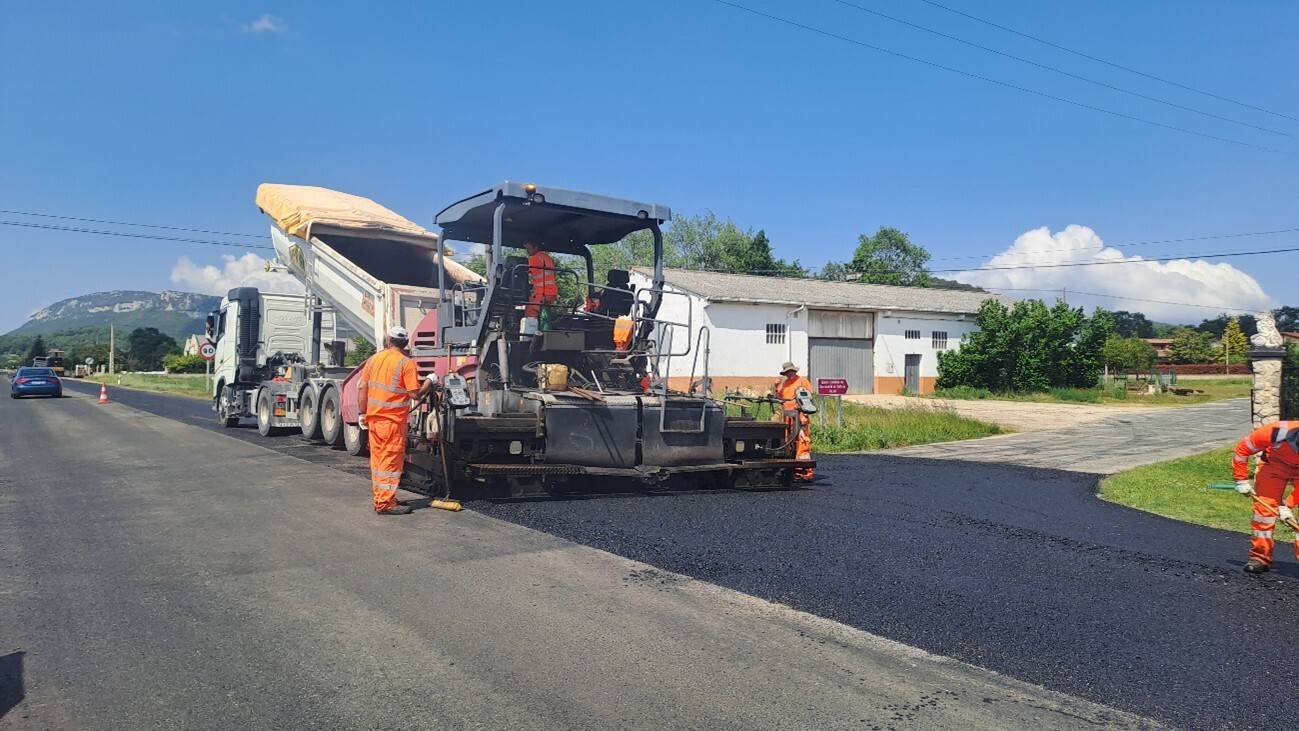 Extendido de hormigón bituminoso en N-629, km 32. Quintanilla Pienza
