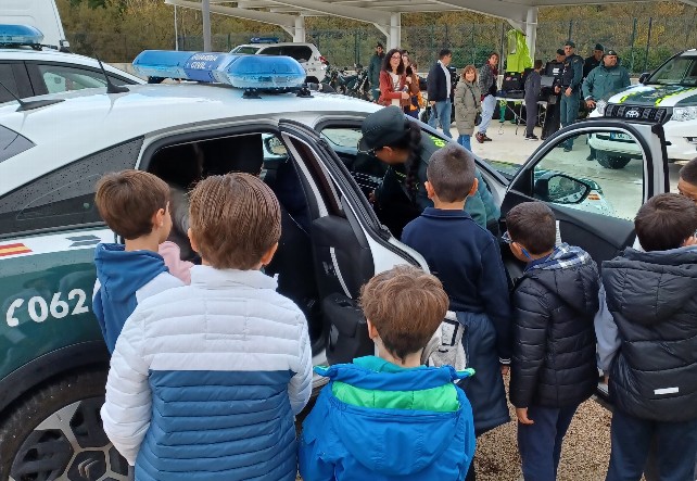 Más de 300 escolares visitan el nuevo cuartel de la Guardia Civil en Villasana de Mena