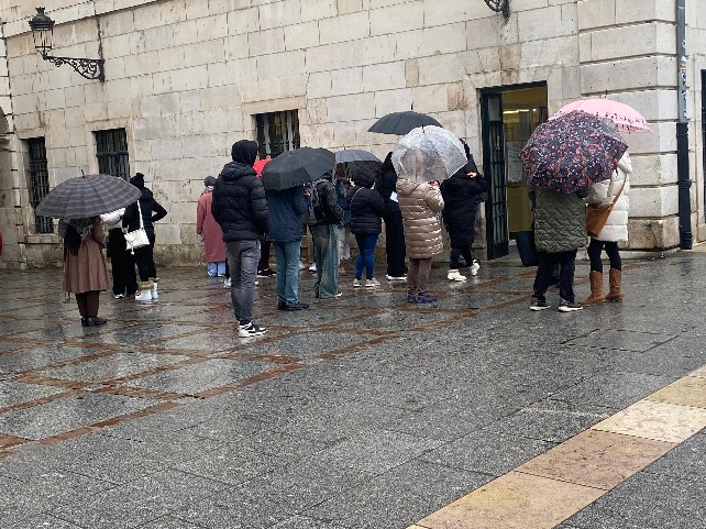 Esperando bajo la lluvia