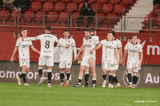 Victoria de prestigio del Burgos CF en  Almería (1-2)