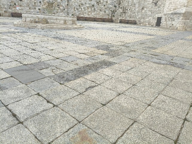 Pavimento en mal estado a los pies de la Catedral de Burgos