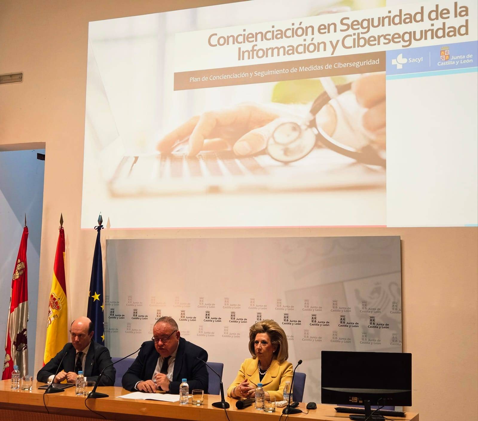 campaña de concienciación para profesionales sobre seguridad en el uso de los datos