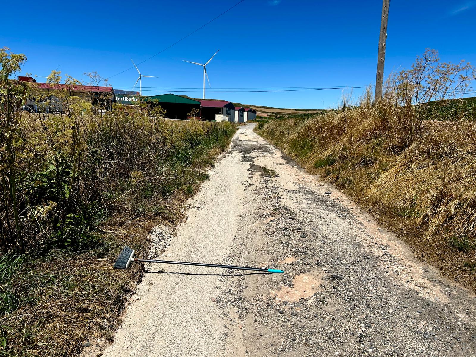 camino en mal estado arcos de la llana