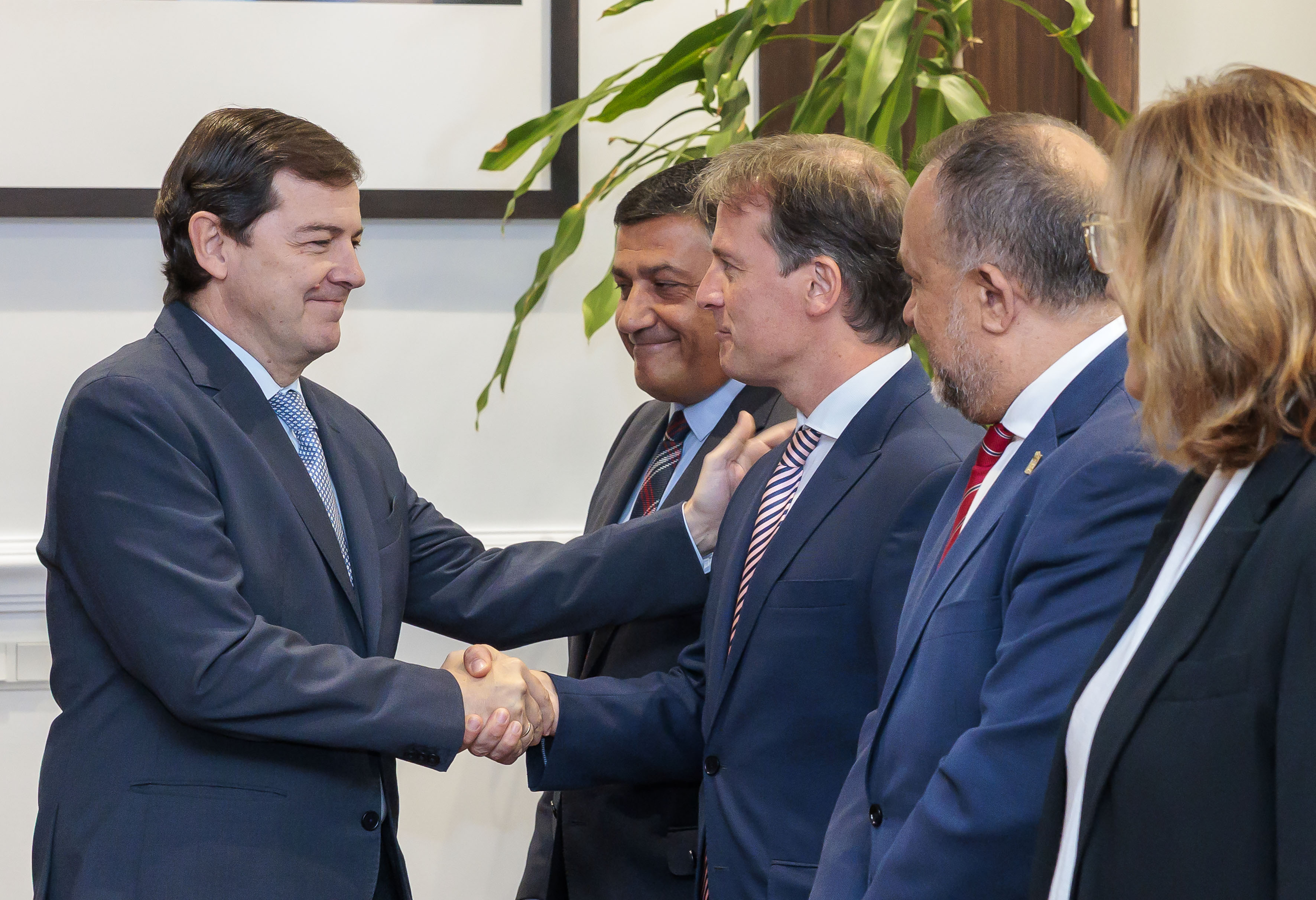 MAUÑUECO DA LA MANO A BORJA