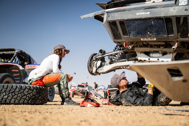 Cristina Gutiérrez completa la etapa 10 del Dakar tras una vuelta de campana