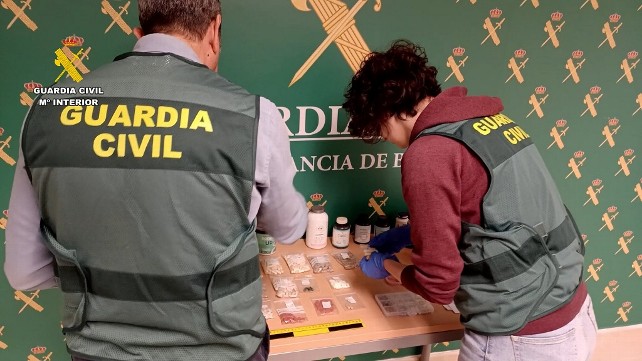 Detienen por segunda vez a una falsa doctora y a su hijo por recetar sin licencia y prescribir terapias inventadas