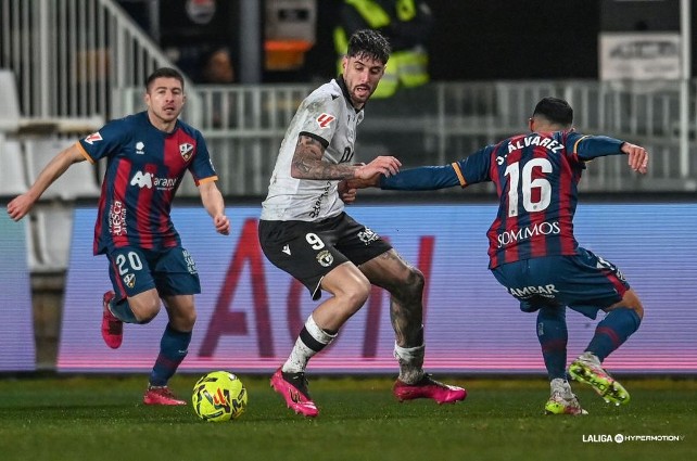 Victoria del Burgos CF frente al Huesca en El Plantío