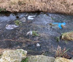 Suciedad en el río tras el mercado textil de Burgos