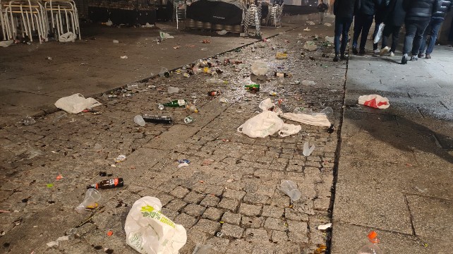 El PCAS-TC denuncia la grave falta de limpieza en las Llanas y la Flora tras los tardeos de Nochebuena y Nochevieja